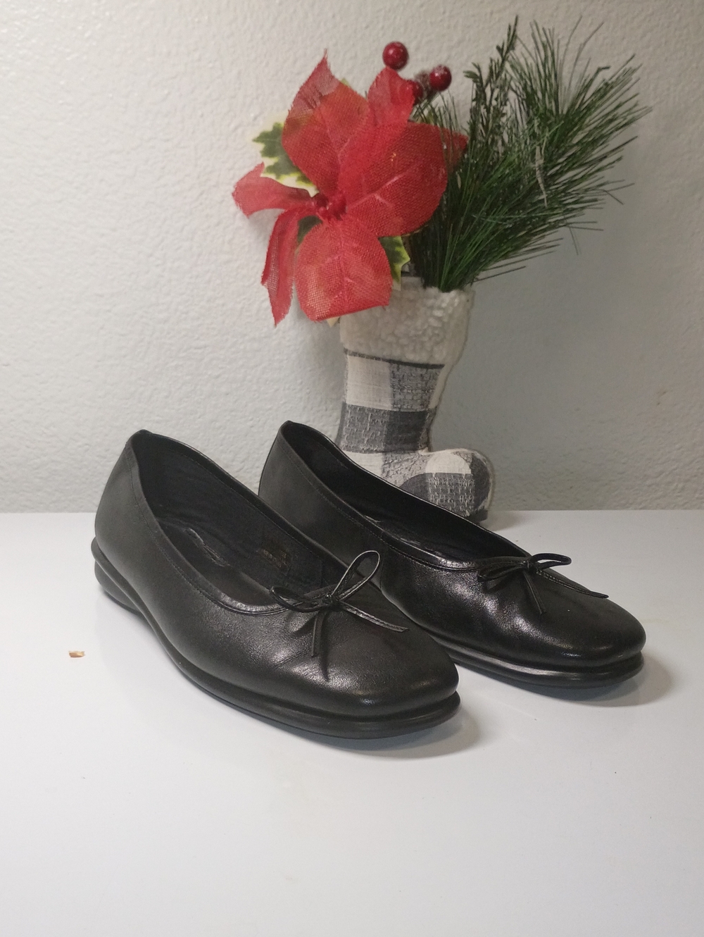 Classic Black Leather Ballet Flats with Bow Detail